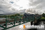 Lochy Railway Bridge mit The Jacobite Steam Train - Ben Nevis im Hintergrund - Schottland